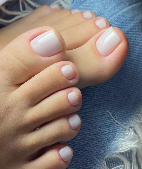 Pedicura blanca en uñas cortas — JLU Nails Studio