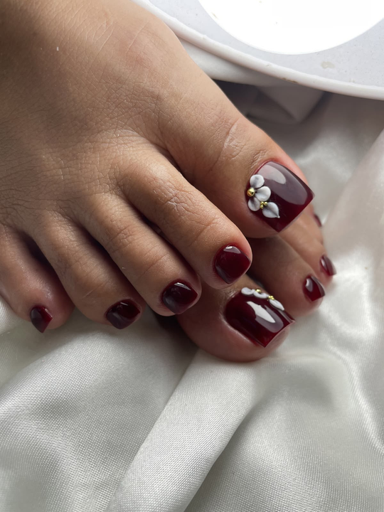 Pedicura en tono vino con detalles blancos — JLU Nails Studio