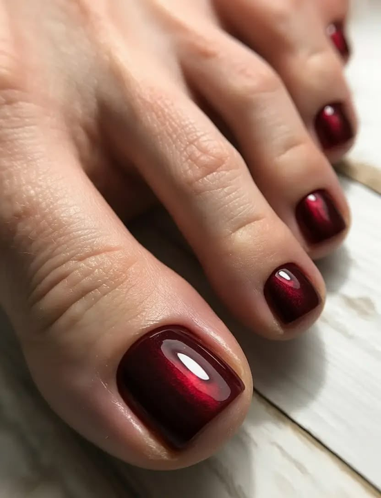 Pedicura en tono burdeos brillante — JLU Nails Studio