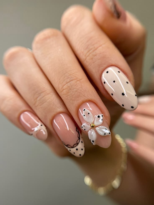 Manicura nude con puntos negros y decoración blanca — JLU Nails Studio