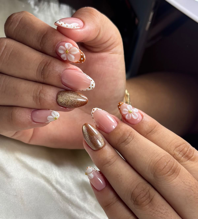Manicura rosa con flores y detalles dorados — JLU Nails Studio