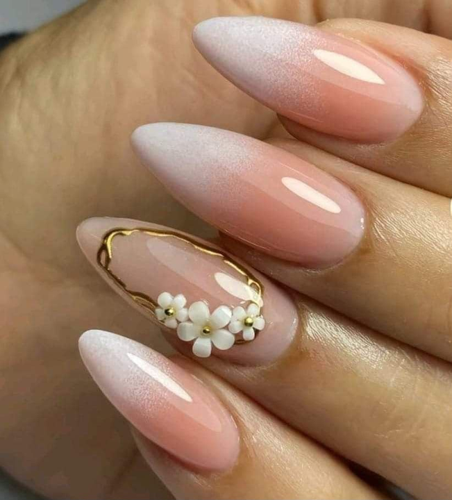 Manicura nude con flores blancas y líneas doradas — JLU Nails Studio