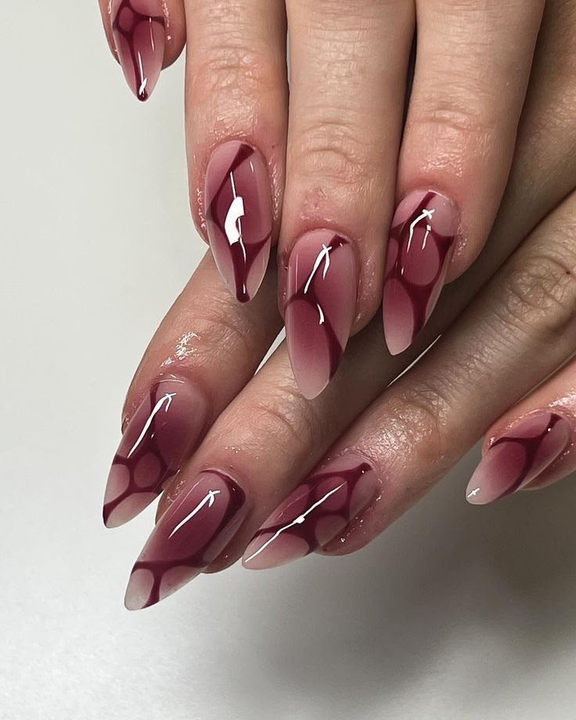 Manicura en tono vino con detalles metalizados — JLU Nails Studio