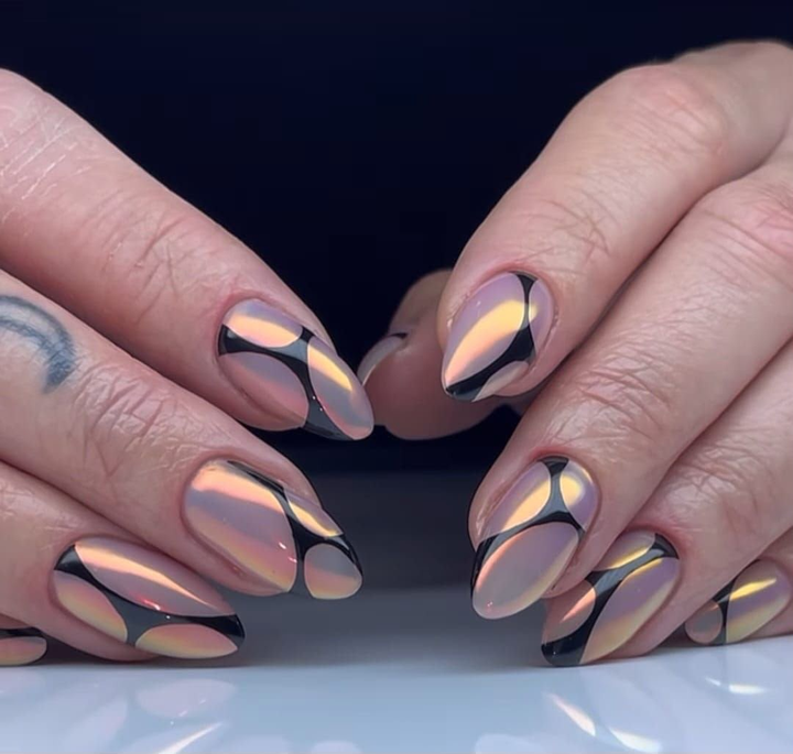Manicura nude con curvas negras y doradas — JLU Nails Studio
