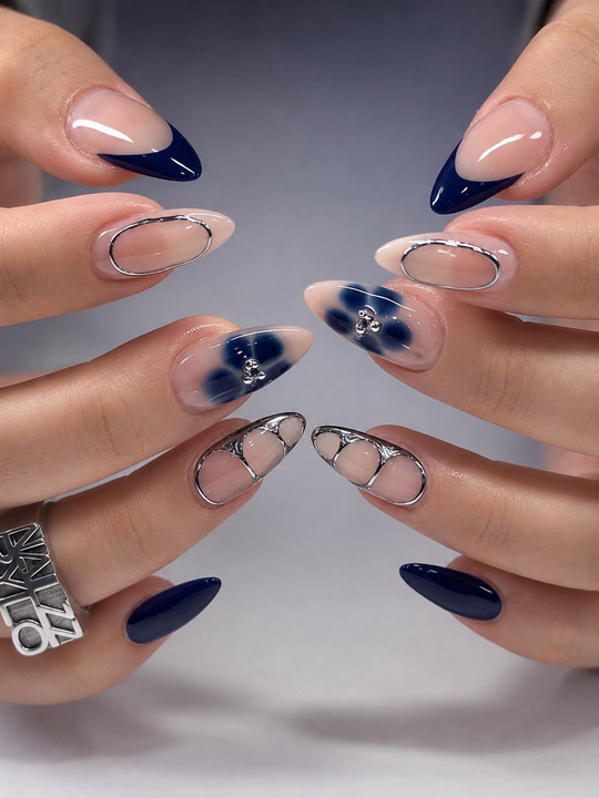 Manicura nude con detalles azules y flores — JLU Nails Studio