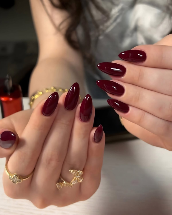 Manicura burdeos con detalles dorados — JLU Nails Studio