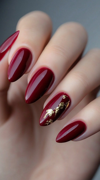 Manicura burdeos con decoración dorada — JLU Nails Studio