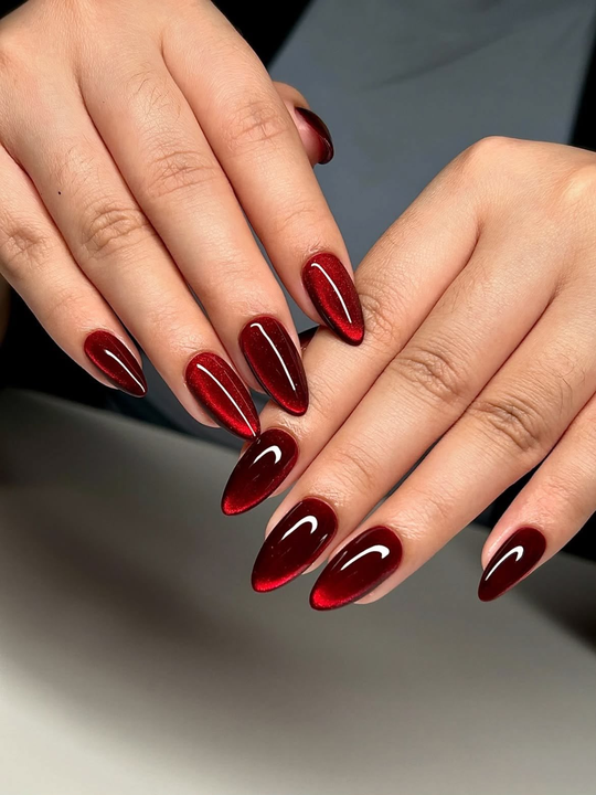 Manicura roja oscura en uñas alargadas — JLU Nails Studio