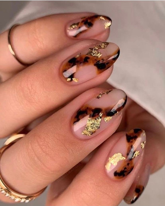 Manicura nude con motivos marrones y láminas doradas — JLU Nails Studio