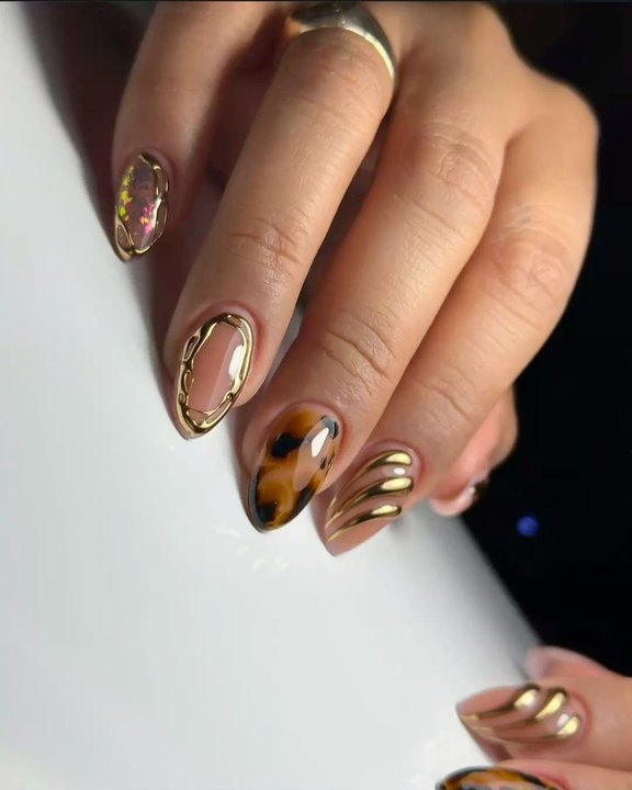 Manicura nude con detalles marrones y dorados — JLU Nails Studio