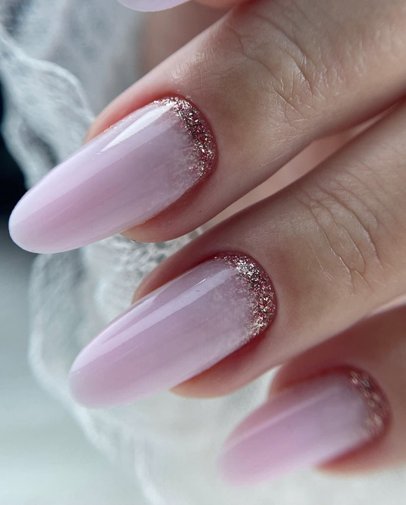 Manicura rosa pastel con brillo junto a las cutículas — JLU Nails Studio
