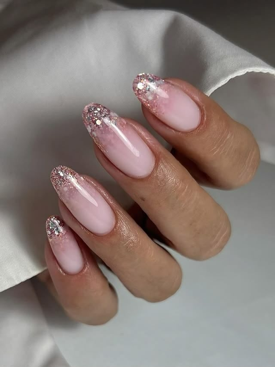 Manicura rosa con brillo plateado en las puntas — JLU Nails Studio