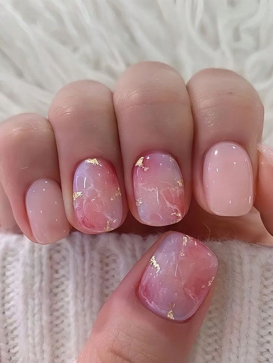 Manicura rosa con decoración floral blanca — JLU Nails Studio