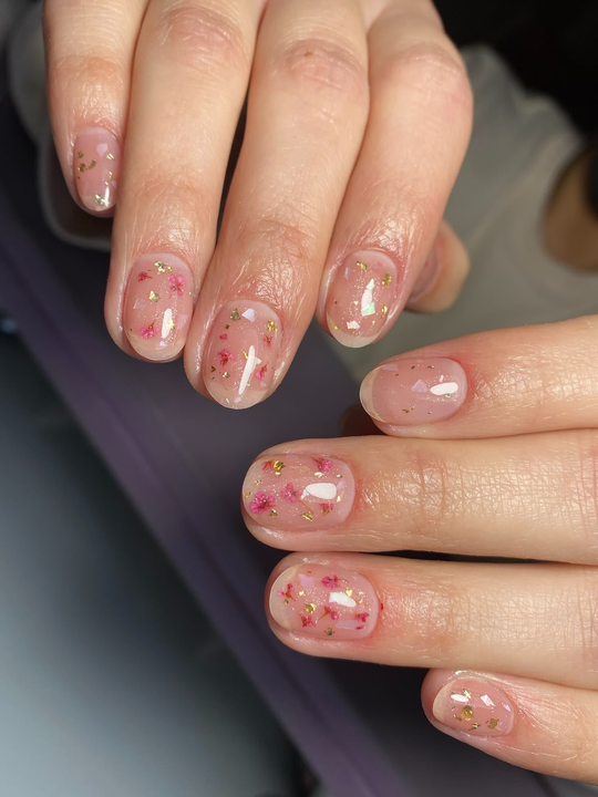 Manicura rosa con pequeños motivos decorativos — JLU Nails Studio