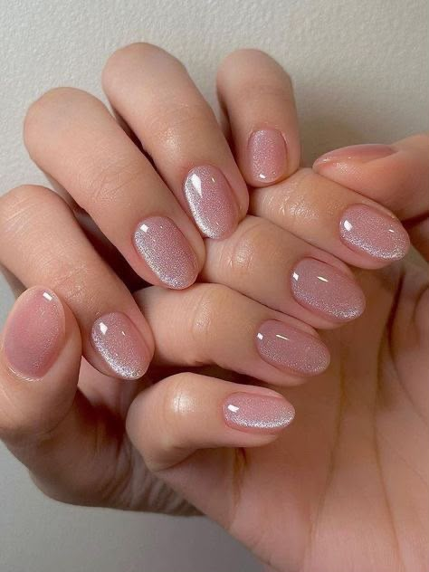 Manicura nude en uñas cortas con detalles brillantes — JLU Nails Studio