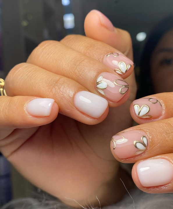 Manicura blanca y nude con mariposas claras — JLU Nails Studio