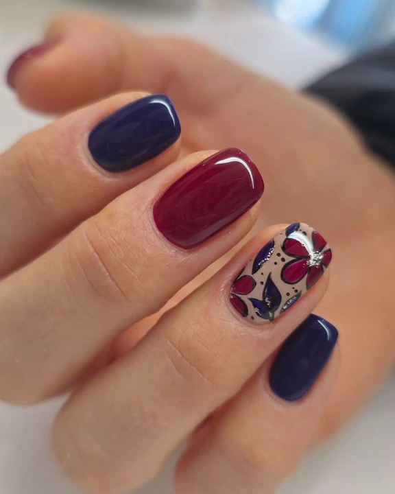 Manicura azul y burdeos con motivos florales — JLU Nails Studio