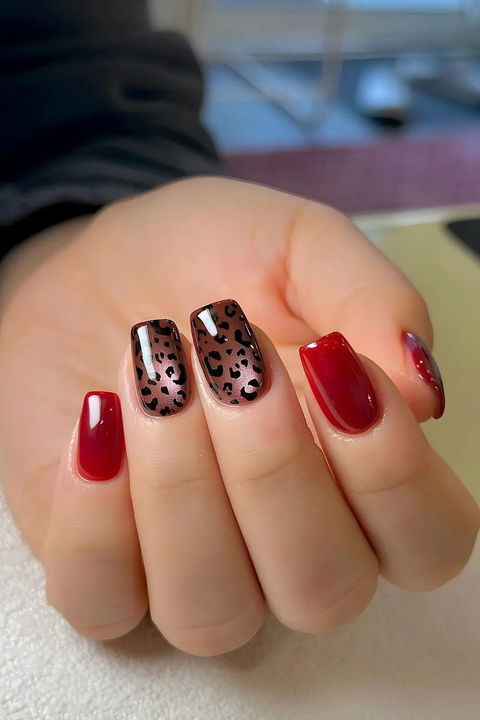 Manicura roja con estampado de manchas oscuras — JLU Nails Studio