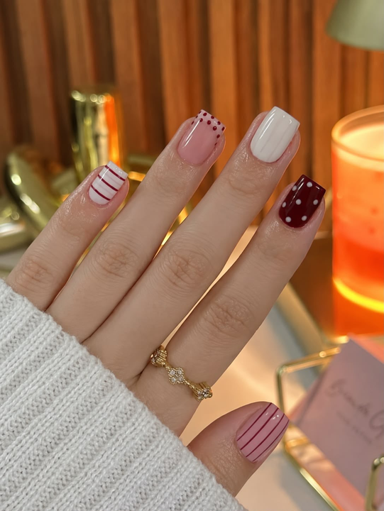 Manicura rosa con líneas claras y detalles dorados — JLU Nails Studio