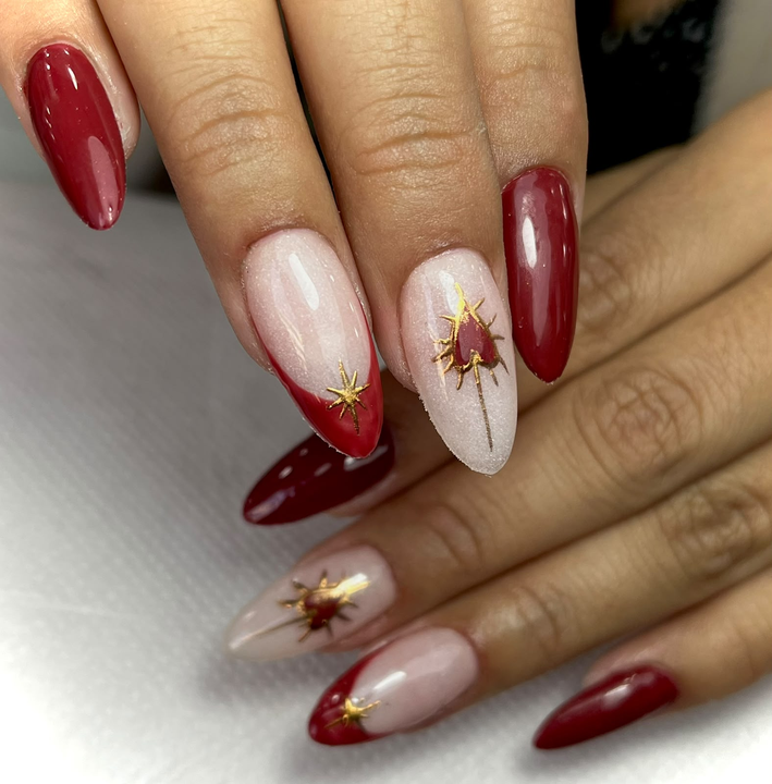 Manicura roja y blanca con decoración dorada — JLU Nails Studio