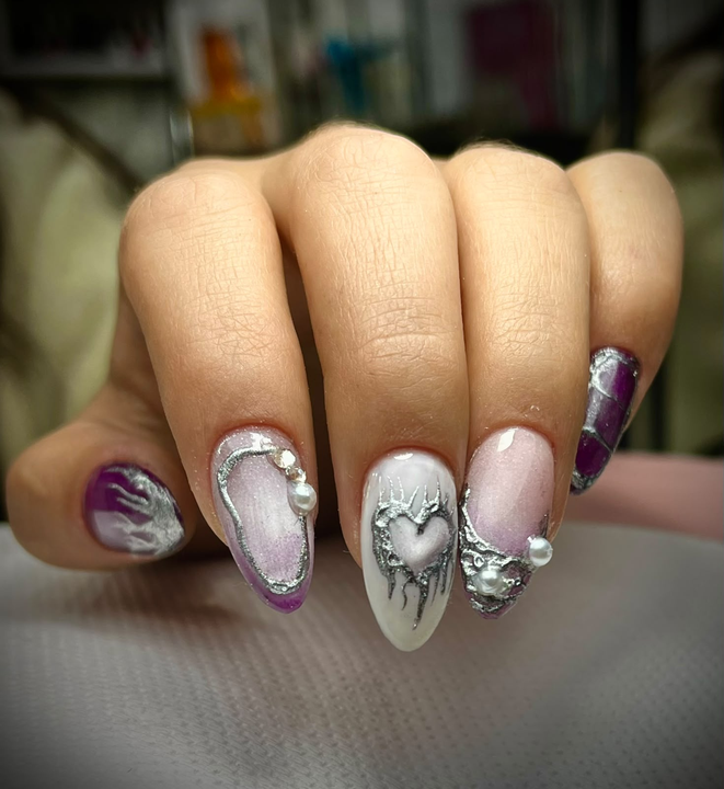 Manicura nude y lila con mariposas — JLU Nails Studio