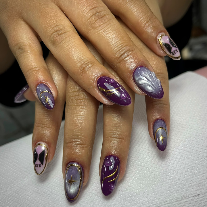 Manicura morada y plateada con detalles florales — JLU Nails Studio