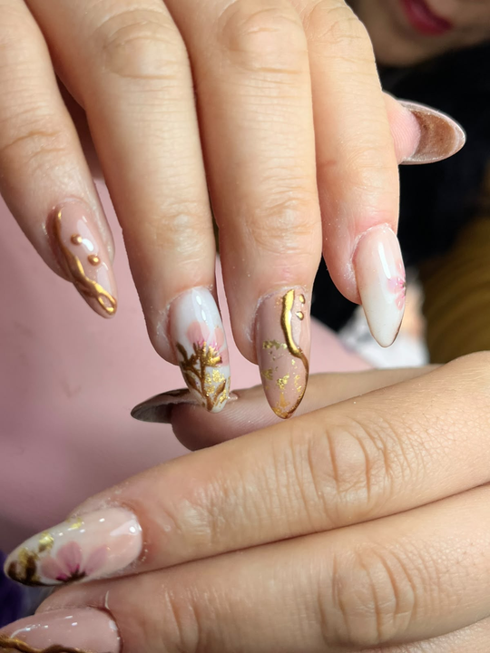 Manicura nude con puntas blancas y decoración dorada — JLU Nails Studio
