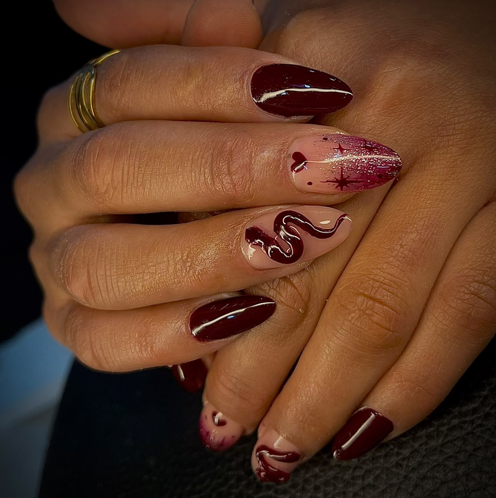 Manicura burdeos y rosa con motivos florales — JLU Nails Studio