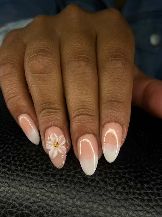 Manicura francesa nude con flores blancas — JLU Nails Studio