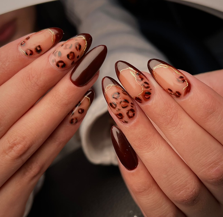 Manicura nude con flores marrones — JLU Nails Studio