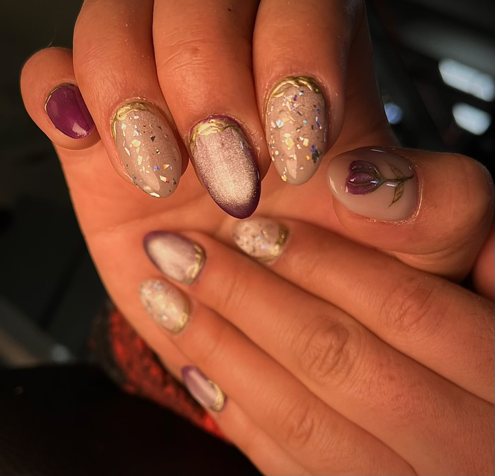 Manicura con brillo dorado y detalles marrones — JLU Nails Studio