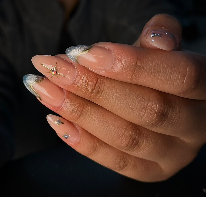Manicura nude con láminas doradas — JLU Nails Studio