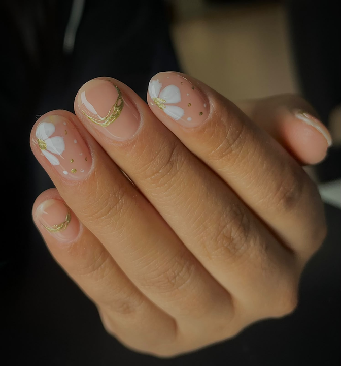 Manicura nude con pequeños detalles verdes — JLU Nails Studio