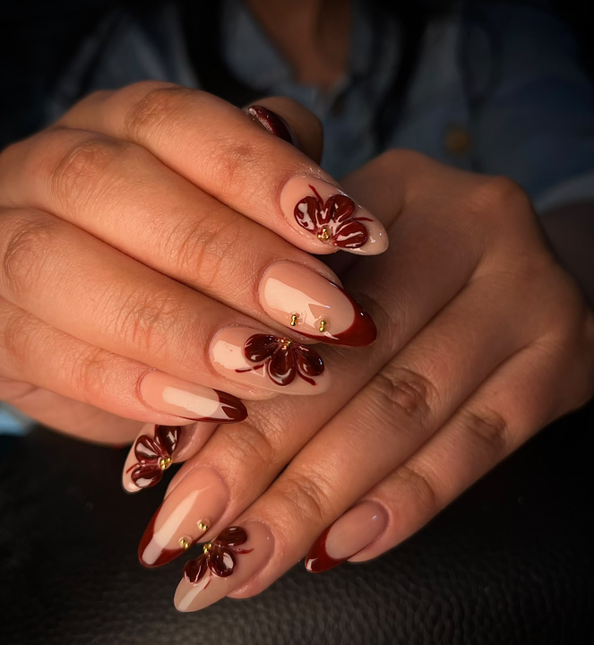 Manicura nude con flores en tono burdeos — JLU Nails Studio