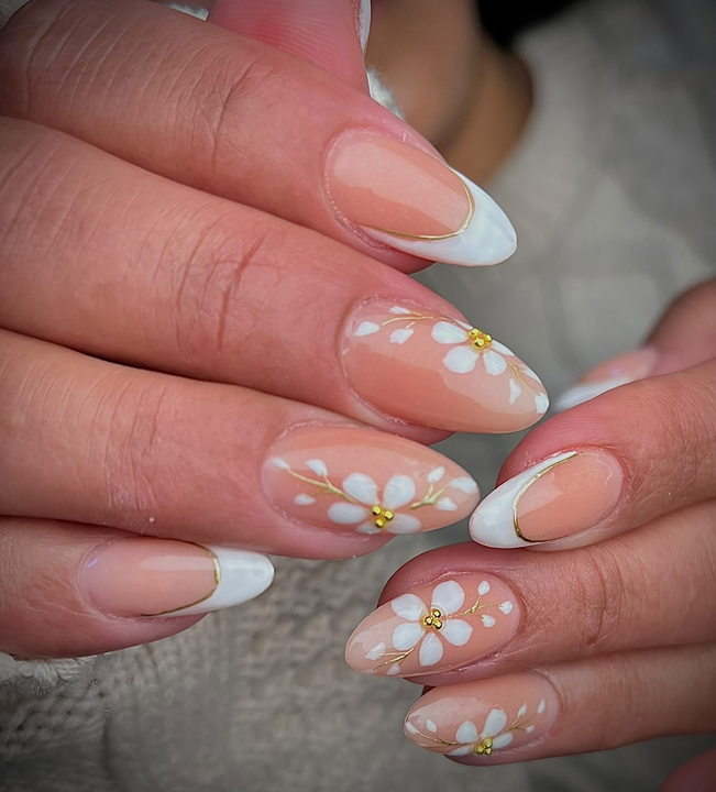 Manicura francesa con margaritas blancas y amarillas — JLU Nails Studio