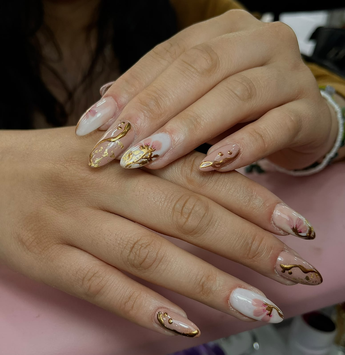 Manicura nude con motivos dorados — JLU Nails Studio