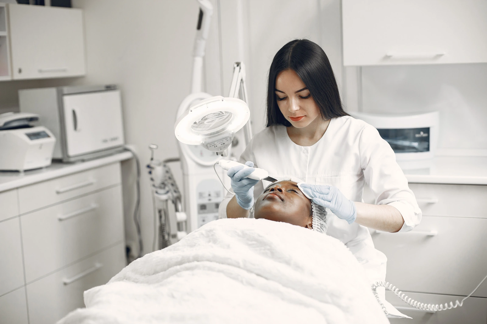 Tratamiento facial en cabina · imagen referencial
